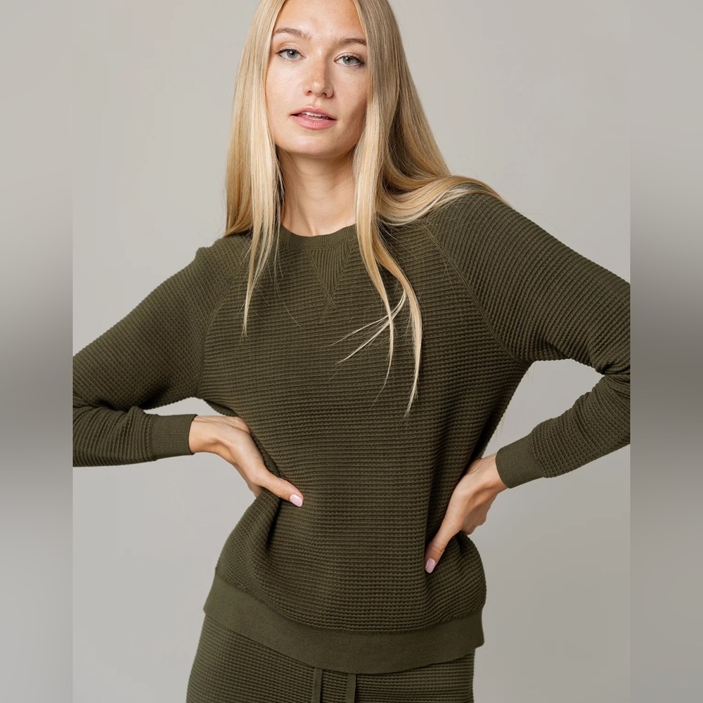 Apparalel ALINEA CREW NECK TOP IN BASIL